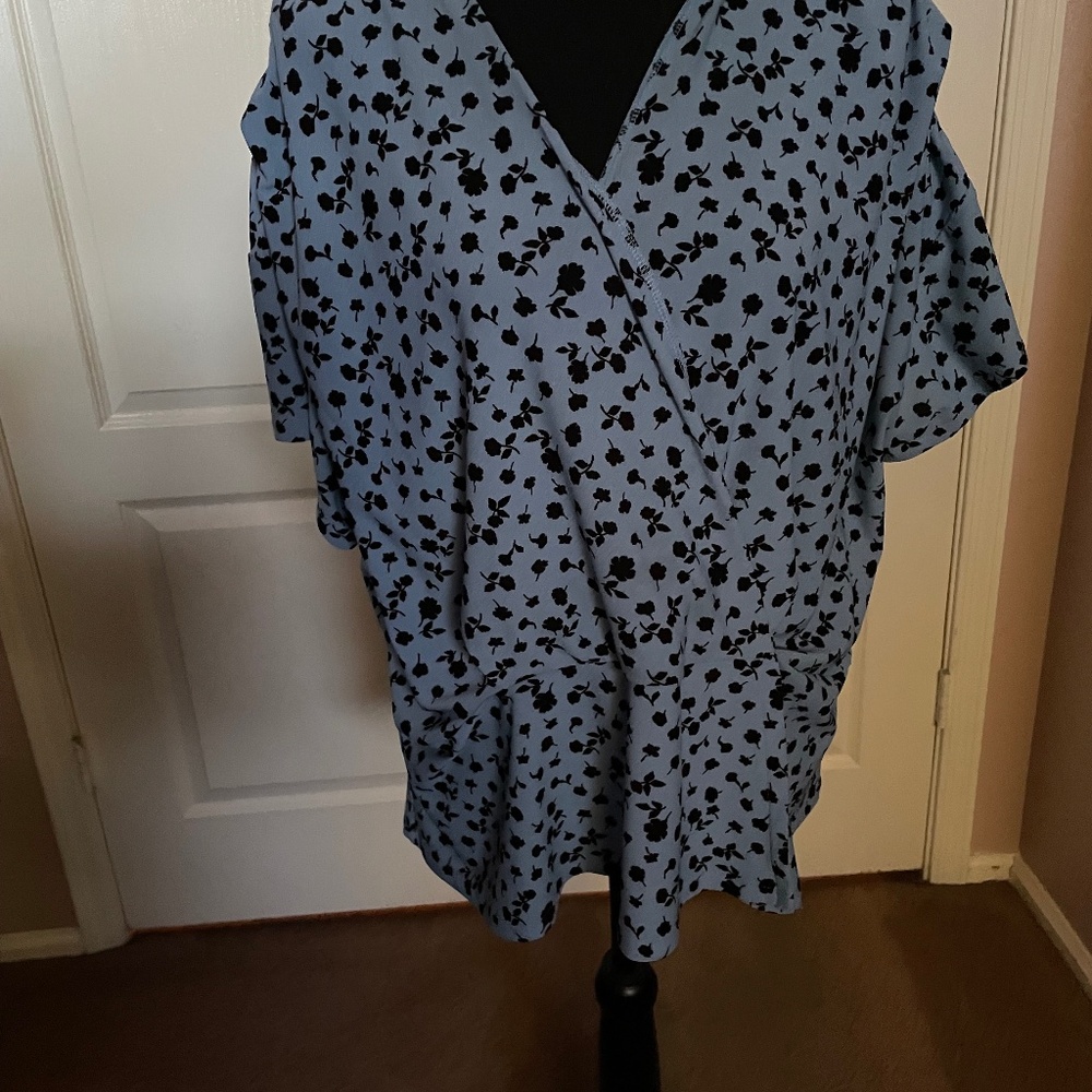 Leith short sleeve v neck print blouse